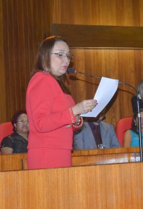 A Deputada Flora Izabel, responsável pela proposta de homenagem, em discurso na solenidade (Foto: ASCOM/UESPI)