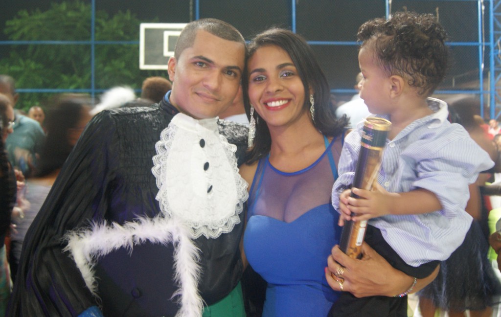 O Formado Ronaldo Nunes Duarte e sua família.